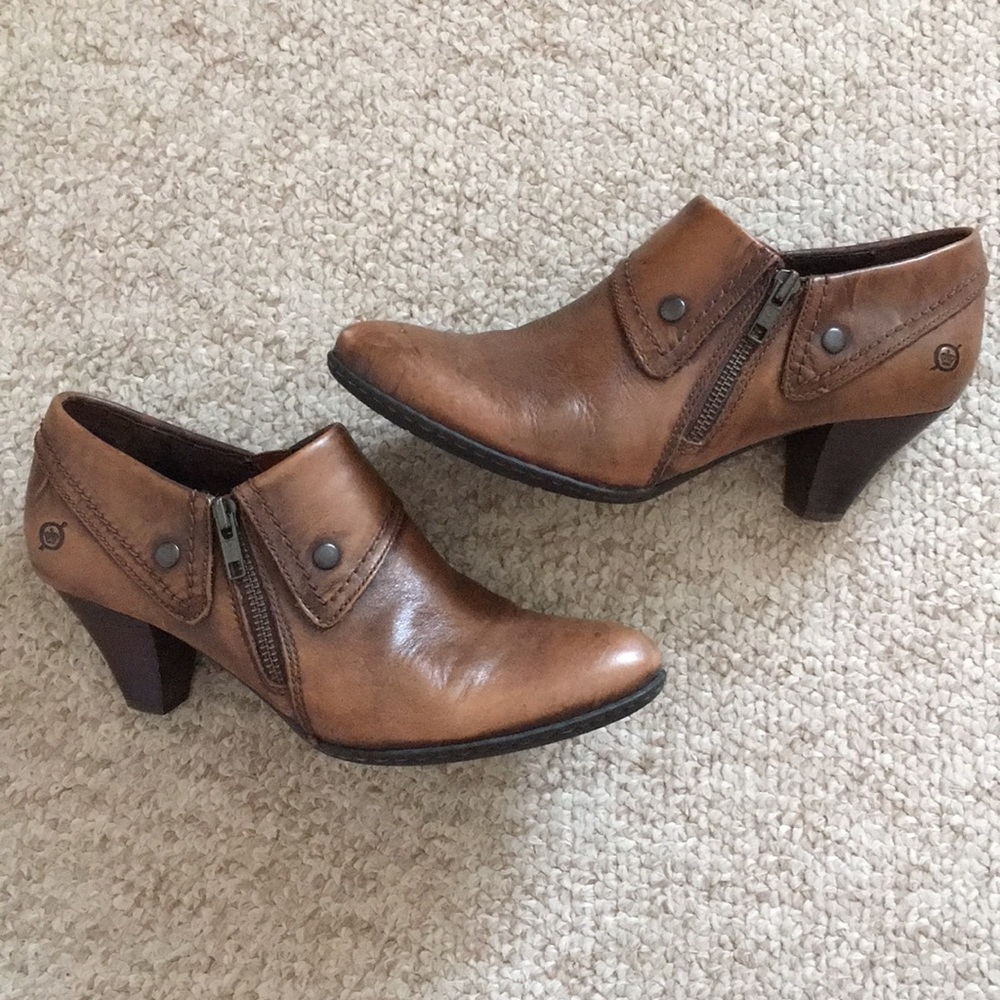 BØRN Brown casual heeled booties (New!)